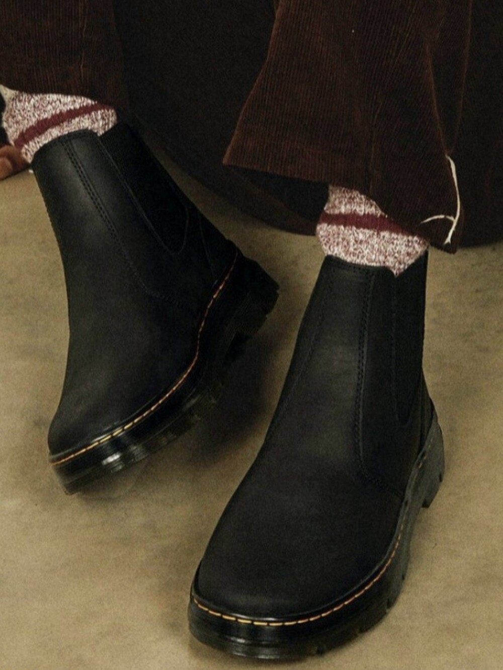 Dr. Martens Unisex-Adult Embury Leather Chelsea Boot.